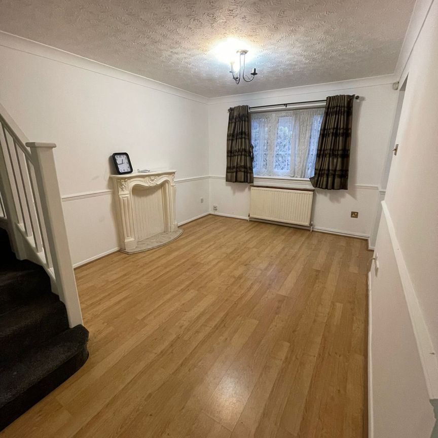 Three bedroom house with two receptions- Goodmayes Station - Photo 1