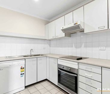 Freshly painted two bedroom apartment convenient to the city. - Photo 1