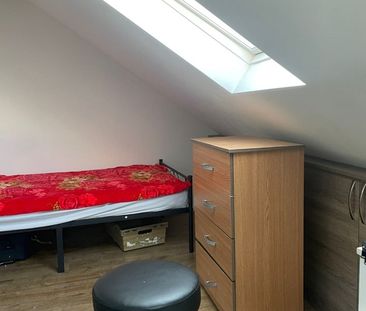 Room in a Shared House, London, E13 - Photo 3