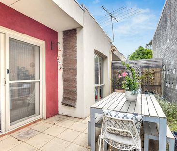 Charming one-bedroom retreat steps from station street - Photo 5