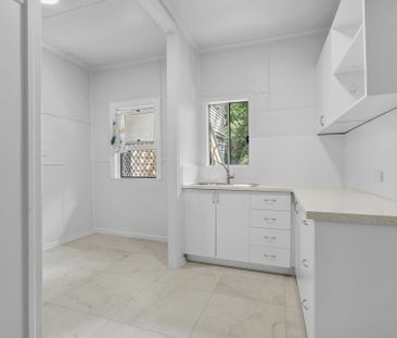 TWO BEDROOM RENOVATED BEACH PAD - AMAZING LOCATION! - Photo 4