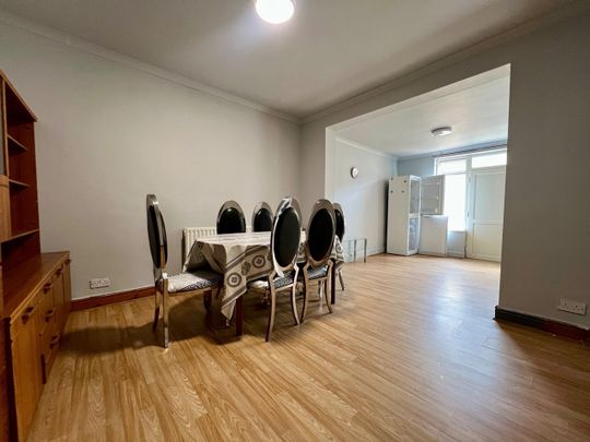 4 Bed Semi-Detached House, Hazelbury Crescent, LU1 - Photo 1