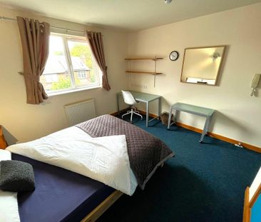 1 bedroom in a house share to rent - Photo 2