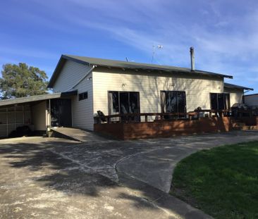 Experience the charm of country living just 6km from town! - Photo 1