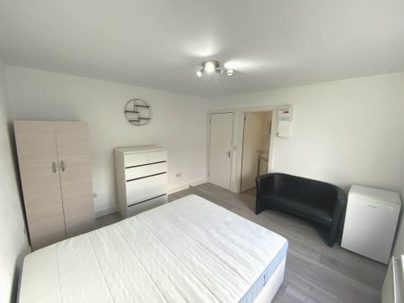 Price £875 pcm - Available 03/03/2026 - Furnished - Photo 2