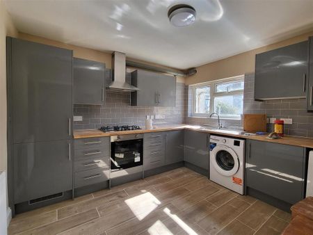 4 bedroom flat to rent - Photo 4