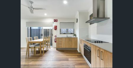 NEAR NEW, FULLY FURNISHED, DESIGNER APARTMENTS – BILLS INCLUDED! - Photo 5