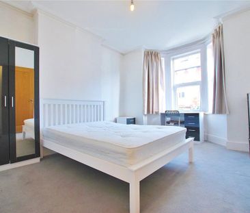 5 bedroom end of terrace house to rent - Photo 3