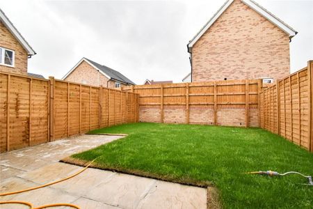 A well presented 3 bedroom house situated in this highly sought within a short distance to the town centre. GCH. Allocated parking space. Unfurnished. - Photo 2