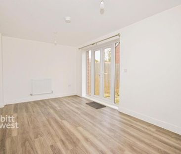 3 bedroom semi-detached house to rent - Photo 1