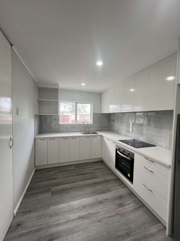 Fully Renovated 2-Bedroom house - Photo 3