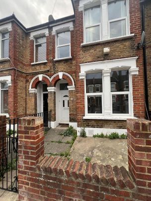 4 bedroom semi-detached house to rent - Photo 1