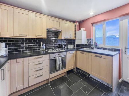 3 bedroom semi-detached house to rent - Photo 2