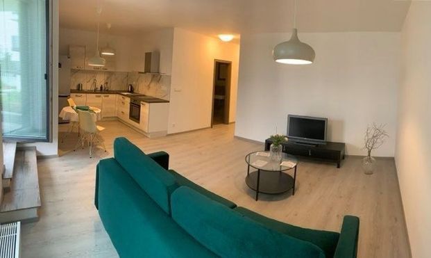 Ponúkame na prenájom 2-izbový byt v novostavbe na ulici Seberíniho, kompletne zariadený, s parkovacím státím a veľkou terasou o výmere 25 m². - Fotografia 1