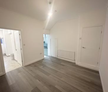 4 Bed Semi-Detached House, Valnay Street, SW17 - Photo 2