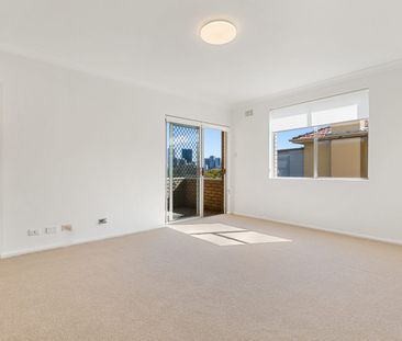 Spacious, Sunlit Apartment with Garage in Prime Neutral Bay Location - Photo 5