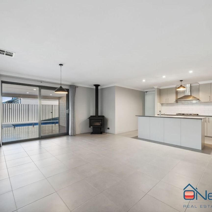 BYFORD - 4x2 - IMPRESSIVE POOL AREA & ELEGANT FAMILY HOME - Photo 1