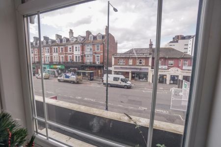 To Rent Holdenhurst Road, Lansdowne, Bournemouth, BH8 £1,350 pcm Tenancy Info - Photo 3