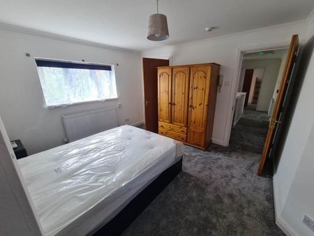 6 bedroom detached house to rent - Photo 3