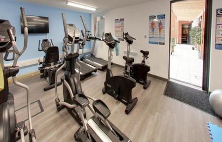 1 bedroom in a flat share to rent - Photo 3