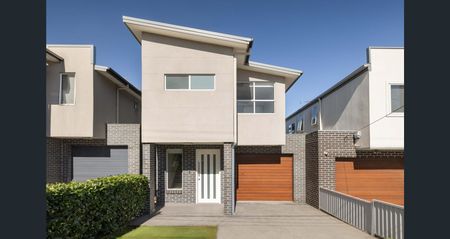 Spacious 5-Bedroom Family Home in Guildford - Photo 5