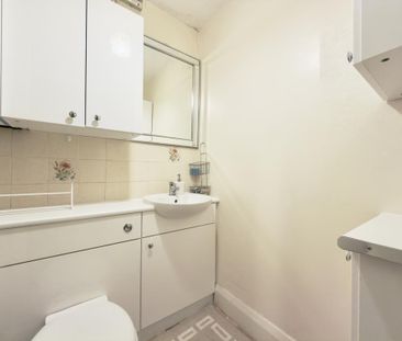 1 bedroom in a house share to rent - Photo 2