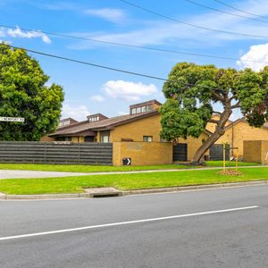 “WALKING DISTANCE TO THE HEART OF CLAYTON" 6 month lease only - Photo 2