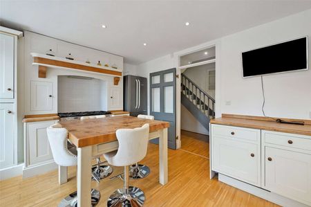 An exceptional Four bedroom Georgian townhouse offers beautiful accommodation, ideal as a refined family home, in the heart of the highly sought-after Kingsdown area. - Photo 4