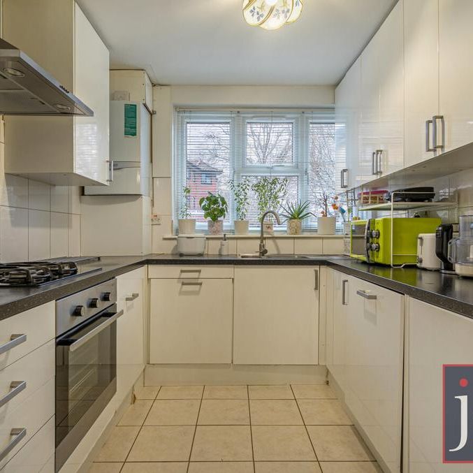 3 bedroom end of terrace house to rent - Photo 1