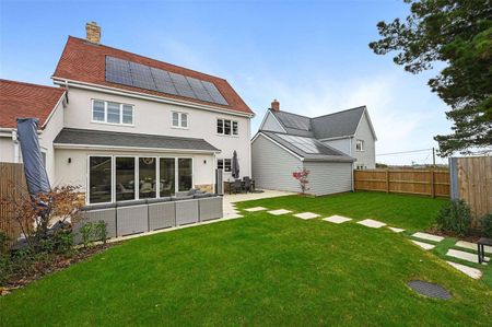 An impressive brand newly built four bedroom 'eco' family home - Photo 2