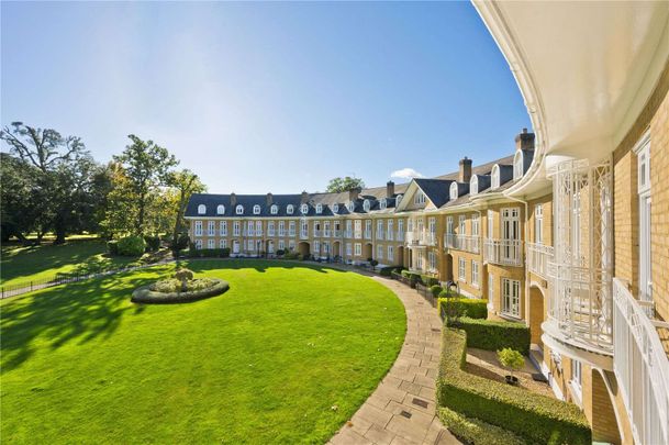 Inspired by the Bath Royal Crescent, a truly celestial gated development of classically-styled townhouses set in beautiful parkland, one mile from Weybridge High street. - Photo 1
