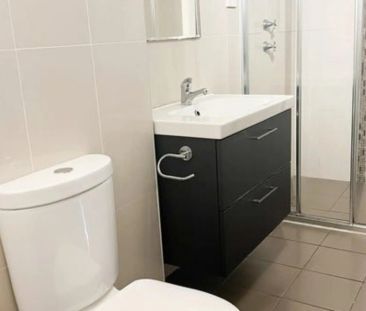 Stylish & Convenient 1-Bedroom Apartment in Kogarah - Photo 3