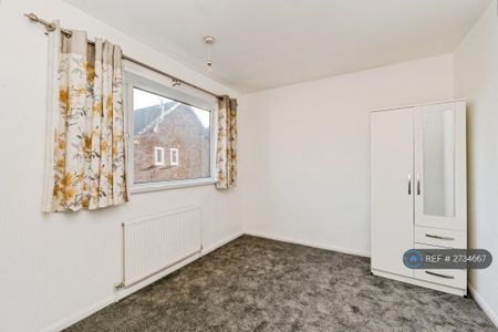 3 bedroom semi-detached house to rent - Photo 2