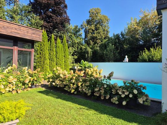 Großzügiger Bungalow mit Gebirgsblick und Außenpool im Herzen von Leonding! 250 m² WNFL, Grund 2.156 m², Doppelgarage! - Photo 1