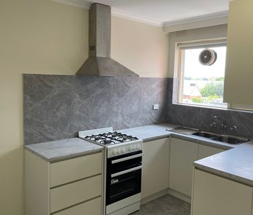 RECENTLY RENOVATED TWO BEDROOM APARTMENT! - Photo 5