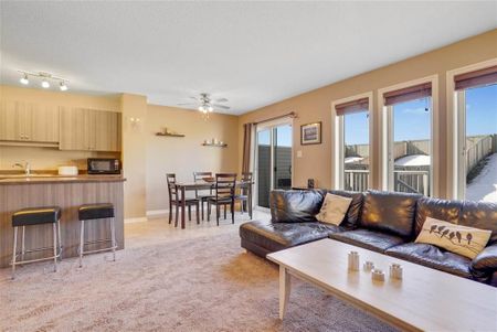 Charming 3 Bedroom Duplex With Fireplace And Backyard Oasis In Maple - Photo 2