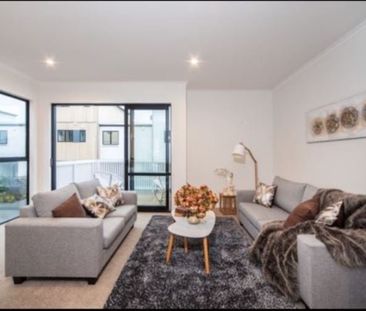 Charming 3BR Townhouse in Hobsonville - Photo 1