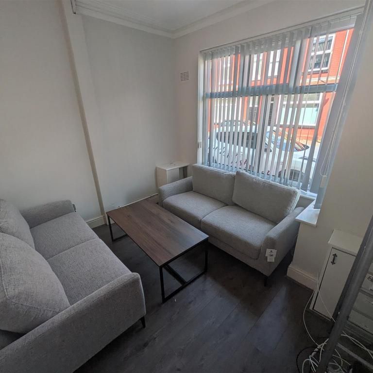 5 bedroom private hall to rent - Photo 1