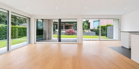 Helle Gartenwohnung mit grosszügigem Wohn- und Aussenbereich am Waldrand - Photo 3