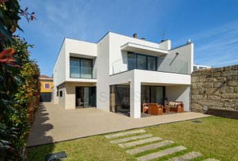 Moradia V5 em Senhora da Hora com jardim e piscina