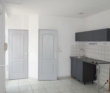 Location - Studio de 20 m² en RDC d'un immeuble de ville avec cagibi et cour commune - Photo 1