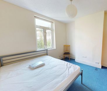 Terraced House to rent on - Photo 6