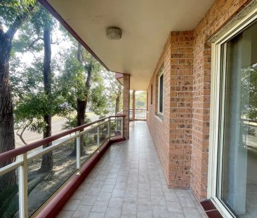 SPACIOUS TWO BEDROOM APARTMENT - Photo 3