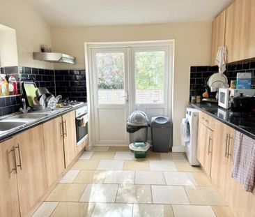 1 bedroom in a house share to rent - Photo 2