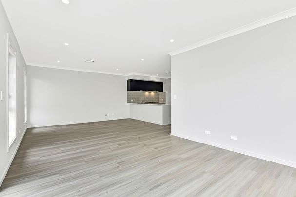 Space, style and comfort in this brand-new home - Photo 1