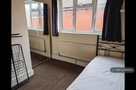1 bedroom in a house share to rent - Photo 2
