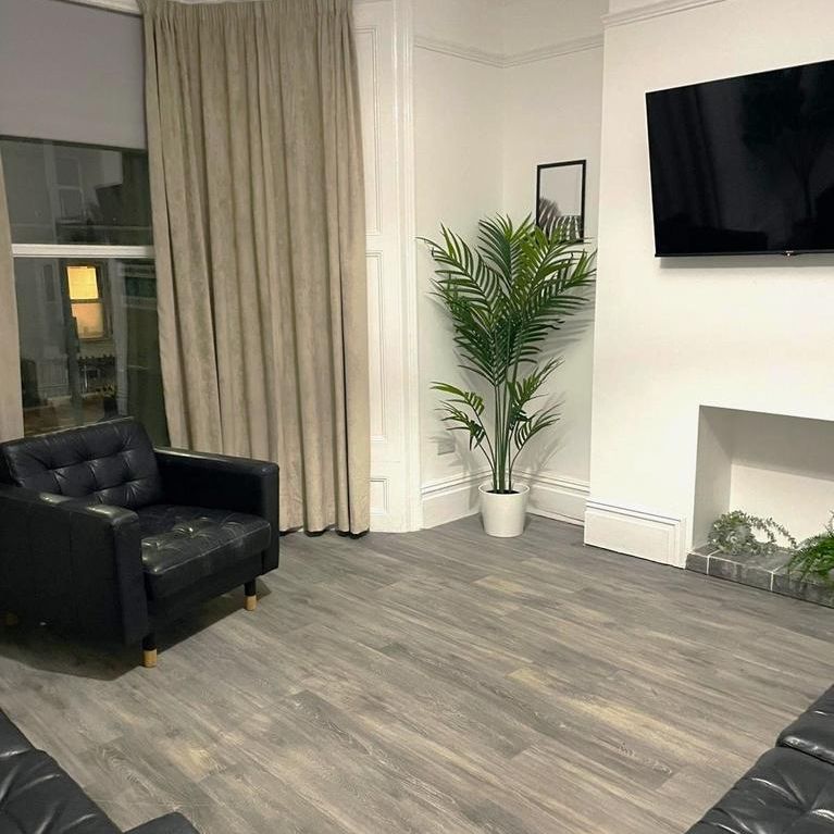 8 bedroom terraced house to rent - Photo 1