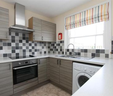 3 bedroom flat to rent - Photo 4
