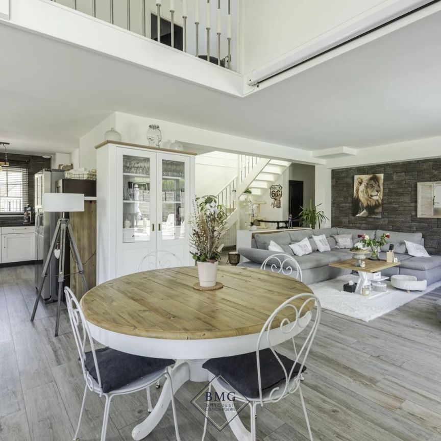 Villa • Magny-le-Hongre - Photo 1