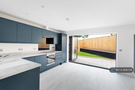 2 bedroom semi-detached house to rent - Photo 5